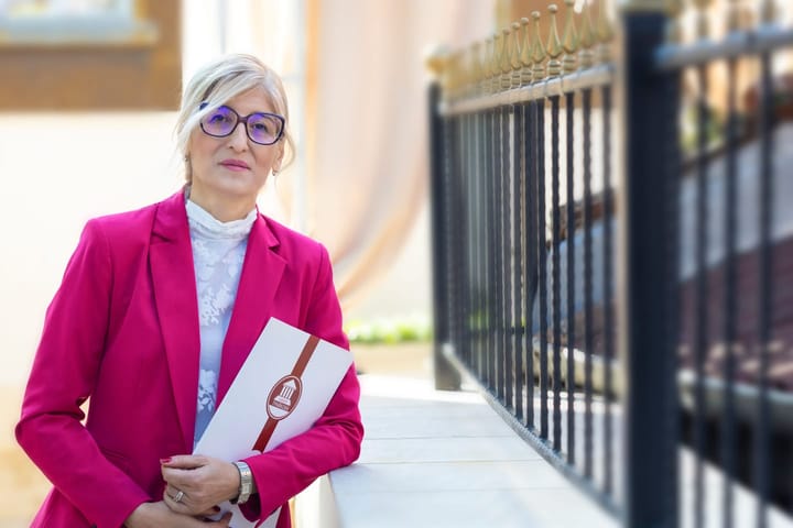 Адвокат Цветелина Трайкова пред Съдебната палата в Пловдив