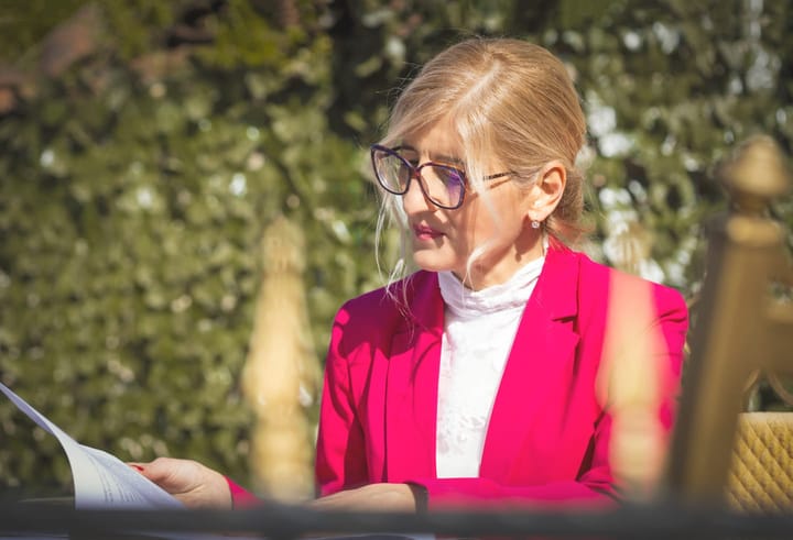 Адвокат Цветелина Трайкова преглежда документи по дело за издръжка