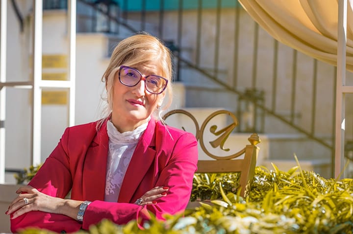 Адвокат Цветелина Трайкова пред кантората в Пловдив