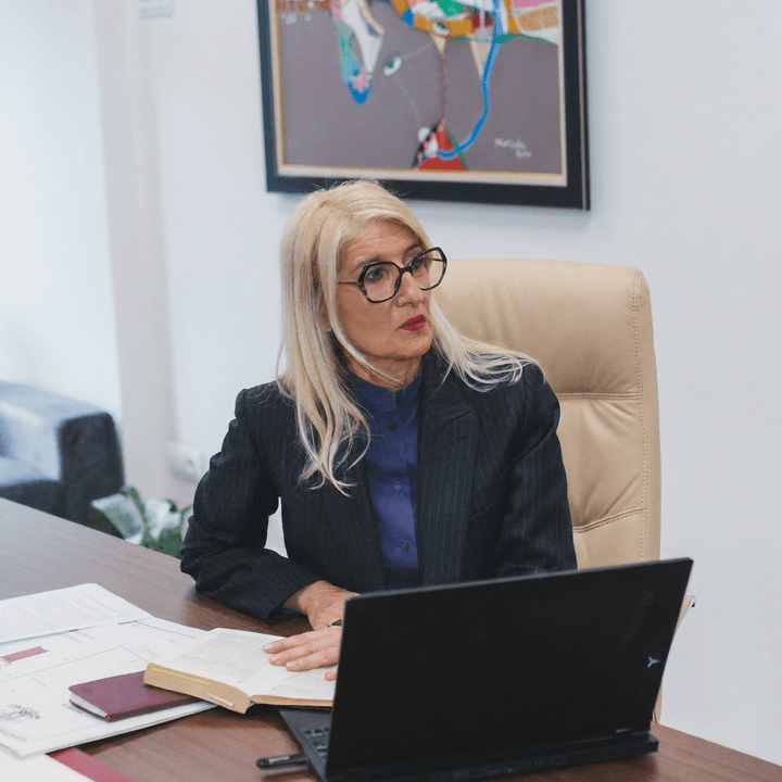 Адвокат Цветелина Трайкова провежда онлайн консултация по видеовръзка