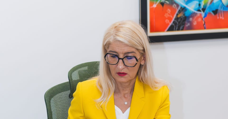 Адвокат Цветелина Трайкова на бюрото в кантората