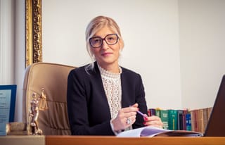 Адвокат Цветелина Трайкова в кантората си в Пловдив при определяне на хонорар